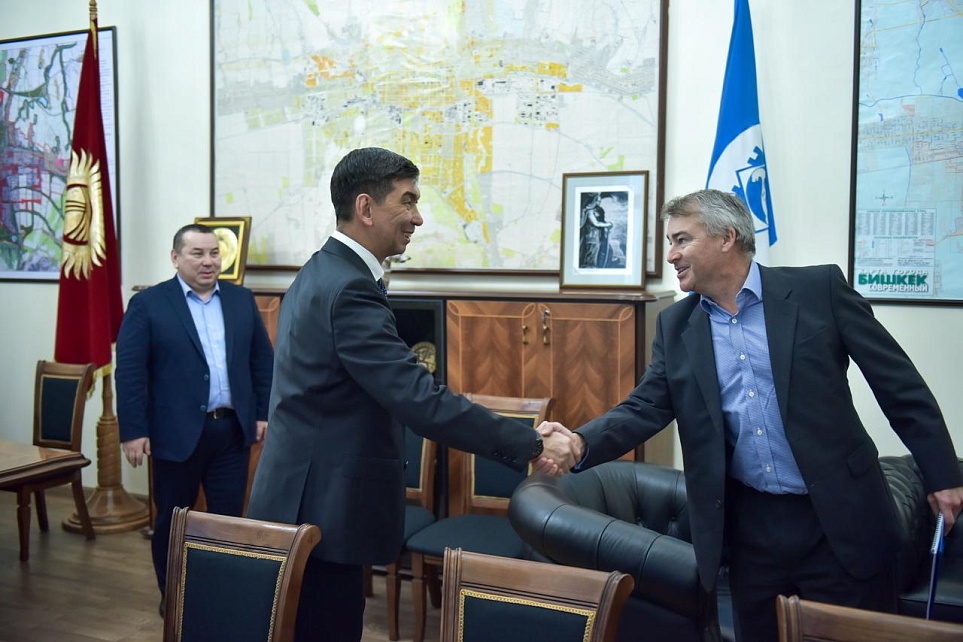 Бишкек смотрит и на Запад, и на Восток